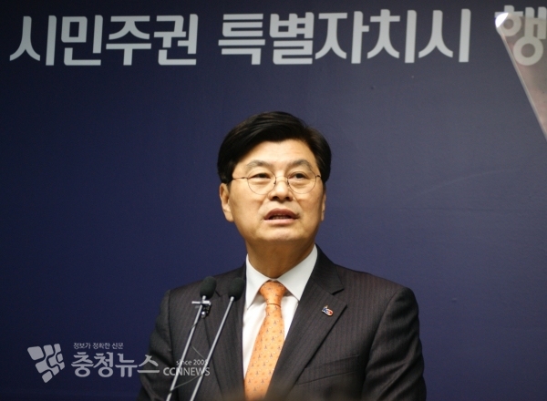 답변하는 이춘희 세종시장 / 충청뉴스 최형순 기자