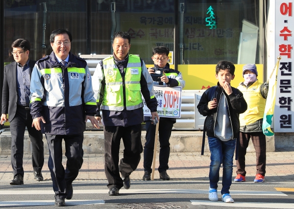 4일 오전 변동초 앞에서 학교폭력 예방 캠페인을 하고 있는 장면