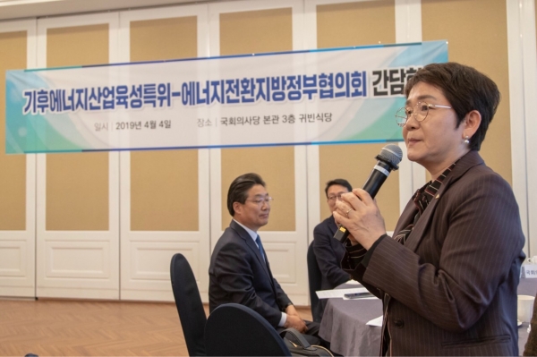 박정현 대덕구청장이 4일 국회에서 열린 기후에너지산업육성특위-에너지전환지방정부협의회 간담회에서 정책 제언하는 모습