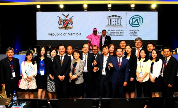 2015년 줄다리기 종목 유네스코 등재 기념 단체 사진(나미비아).