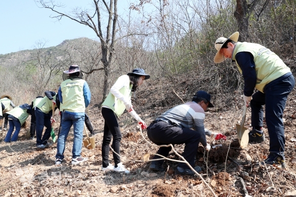 김상균 이사장(우), 영동 금강모치마을(충북 영동군 학산면 소재)에서 나무를 심고 있다