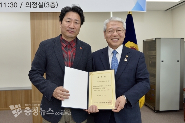 좌로부터 윤형권 세종시의원(대표위원) 서금택 의장