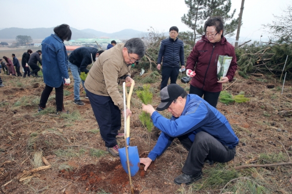 제74회 식목일 나무심기 행사에 노박래 서천군수 참여 모습