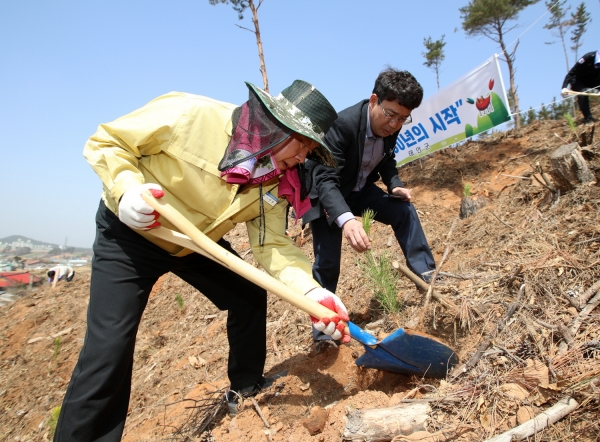 ‘제74회 식목일 행사’에 참여한 가세로 태안군수 모습.