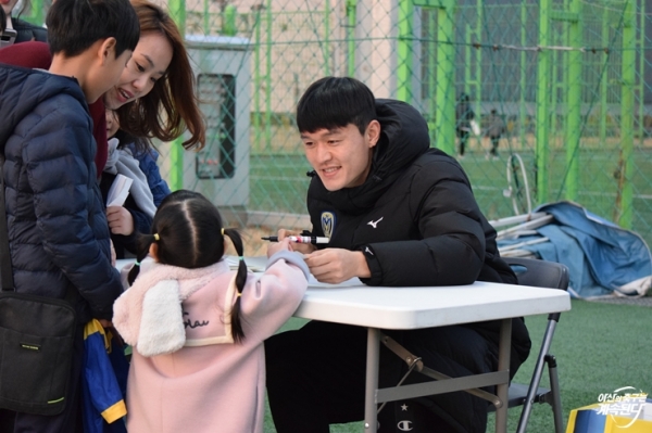 주세종 사인회 진행