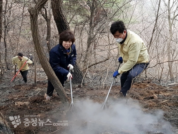 산불진화에 나선 김영애 아산시의회 의장 / 충청뉴스 최형순 기자
