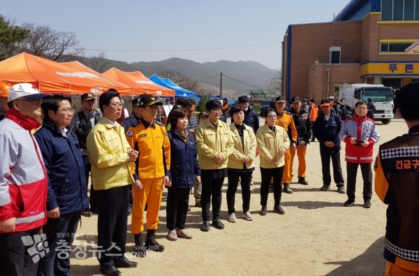 소방관으로으로 상황을 보고받고 있는 양승조 충청남도지사, 오세현 아산시장,
