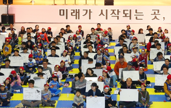 지난 6일 유성구 주최로 카이스트에서 열린 제7회 전국 꿈나무가족 과학골든벨 대회에 참석한 학생들이 문제를 듣고 답판을 들어 보이고 있다