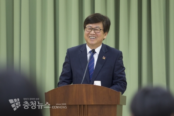 인사하는 최교진 세종시교육감 / 충청뉴스 최형순 기자