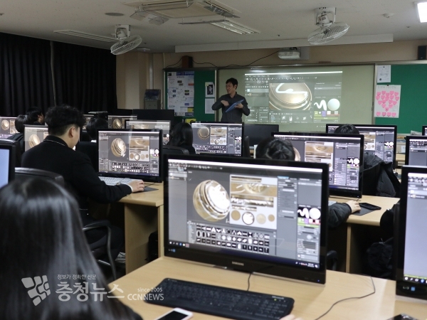 ‘고등학생 대상 서브스턴스 페인터로 만드는 홀로그램 조준기’ 수업 장면