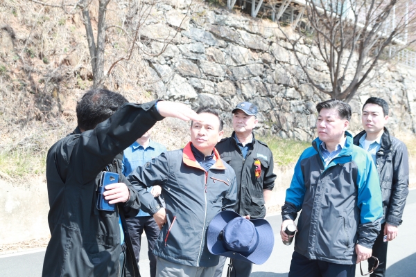 성거산에서 산림연접지의 산불예방 방법을 홍보하고 휴일에 산불예방활동을 실시하는 직원들을 격려