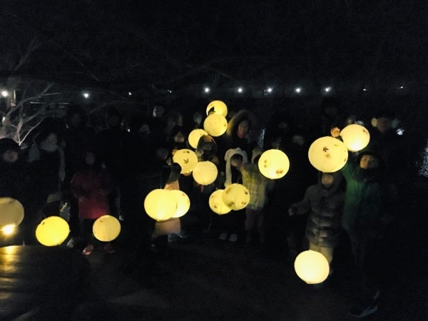 아토피질환아동 가족들이 지난해 12월 경북 칠곡 석적읍 국립칠곡숲체원에서 열린 '우체국과 함께하는 아토피 숲캠프'에서 '야간 달빛산책 프로그램'에 참여하고 있다.