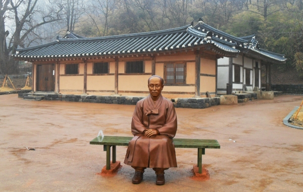 이동녕선생 생가지에 선생 동상