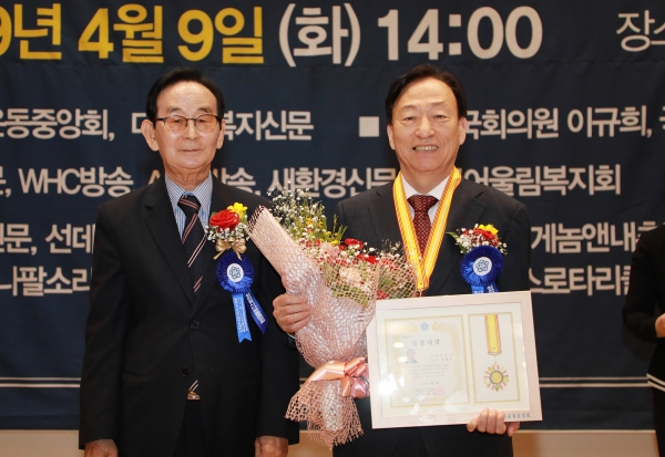설동호 교육감, 3.1절 100주년‘ 대한민국 칭찬주인공’ 수상 모습