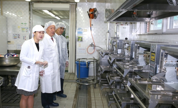 설동호 교육감, 학교급식 식중독 예방 불시점검 실시 모습
