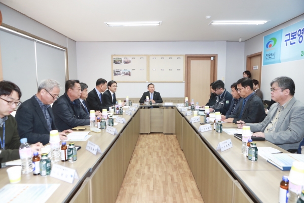 차세대 자동차부품 육성지원 현장방문해  회사관계자와 간담회 개최 모습