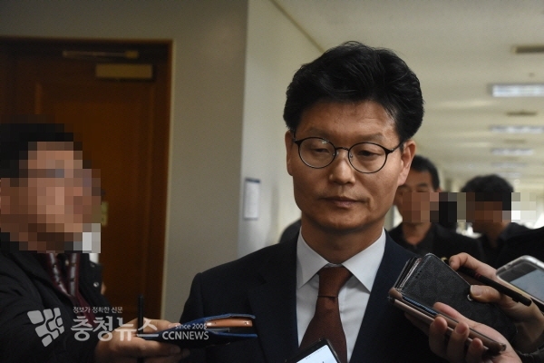 김정섭 공주시장이 선고 직후 기자들과 만나 입장을 밝히고 있다. / 조홍기 기자