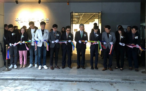 지난 9일 목원대 미술관에서 열린 ‘제40회 뜀 그래픽 전’ 오픈식에서 권혁대 총장(왼쪽에서 일곱 번째)을 비롯한 관계자들이 테이프 커팅을 하고 있다.