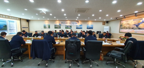 한국철도시설공단 충청본부장이 협력사 현장 근로자들과 소통 간담회를 진행하고 있다.