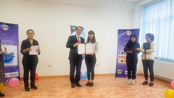 남서울대 대외국제교류처장 윤태훈 교수(두번째줄 우측에서 4번째)가 수상자들과 기념촬영을 하고있다.