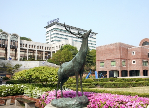 상명대 전경-사슴상 모습