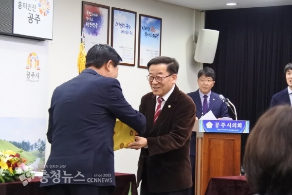 4월 정례회 개최지인 공주시의회 박병수 의장이 김진호 협의회장에게 기념품을 전달하고 있다.