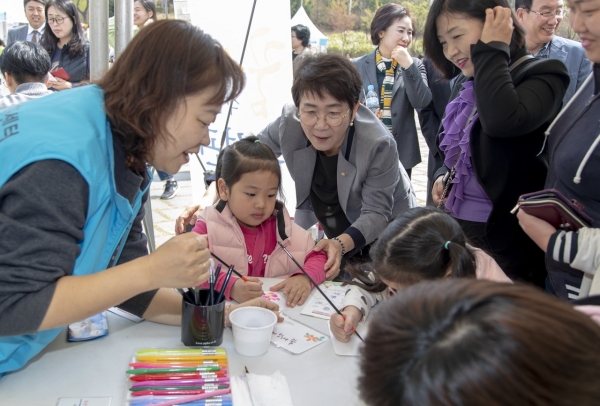 체험프로그램에 참가한 어린이들과 박정현 대덕구청장