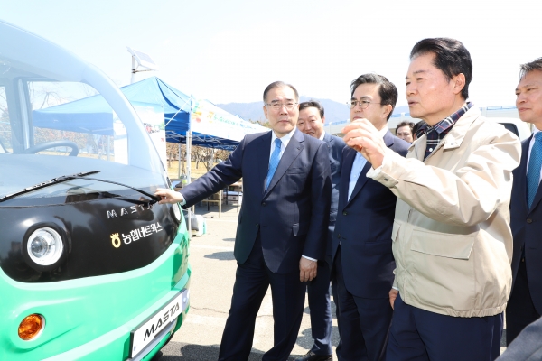 이개호 농림축산식품부장관과 김병원 농협중앙회장 등 농업인행복버스 발대식에 참여 한 내빈들이 의료봉사 현장에서 농업인들을 만나 건강 당부