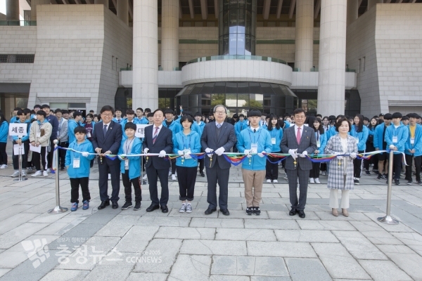 행사에 참여한 최교진 세종시교육감(사진 왼쪽에서 두번째), 설동호 대전시교육감(사진 왼쪽에서 4번째), 이준식 독립기념관장(사진 왼쪽에서 6번째), 김병우 충북도교육감(사진 왼쪽에서 8번째)이 학생들과 기념촬영을 하고 있다.