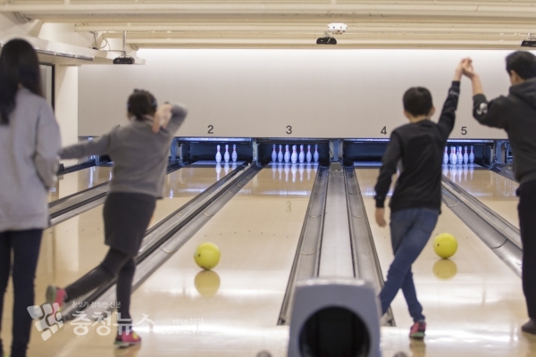 특수교육대상학생들이 겨울방학 계절학교에서 볼링과 수영 수업에 참여하고 있는 장면