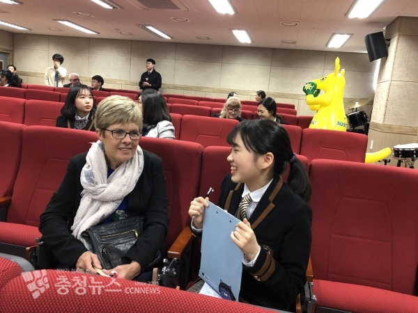 세종국제고에 16일 호주 교장과 교육행정가 19명(대표 Toogood David, 투굿 데이비드)이 방문했다. 사진은 호주 교장단이 세종국제고 학생들과 1:1로 인터뷰를 하고 있다는 장면