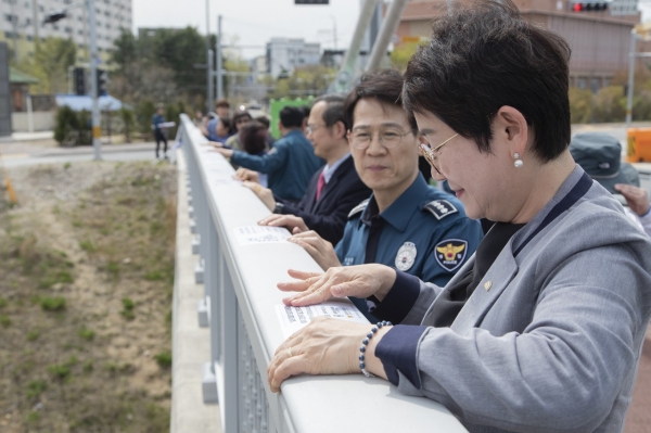 대청대교에서 희망메시지가 담긴 감성문구 스티커를 교량에 부착하고 있는 모습