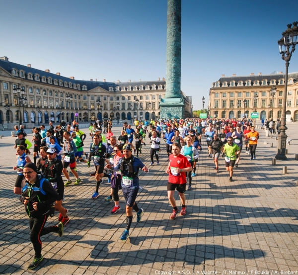 2019 파리국제마라톤대회 현장사진 * 국제마라톤 주최측 제공 방돔광장(Place Vendôme)에서 마라톤 참가자들이 힘차게 달라고 있는 장면