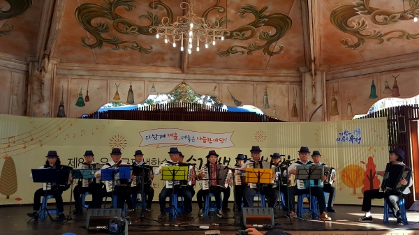 지난해 11월 유성온천공원에서 열린 제8회 유성구 평생학습원 수강생 작품발표회에서 아코디언입문과정 수강생들이 공연