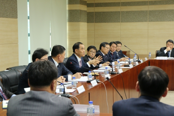 김인식 사장이 직원들과 대화하고 있다