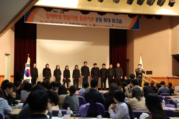 지난 16일, 골프존파스텔합창단은 ‘장애학생 취업지원 유관기관 공동 확대 워크숍’에 참석해 밝고 경쾌한 무대로 희망의 메시지 전해