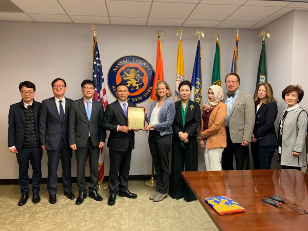 미국 나소카운티장에게 감사패 전달