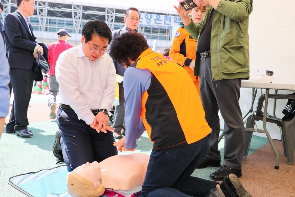 4분의 기적, 심폐소생술 체험장에 참여한 오세현 아산시장