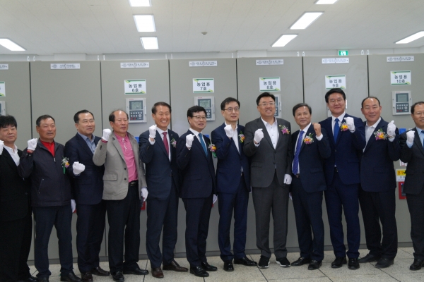 통수식양수장에서 관계자들이 안정영농을 기원하고 있다.(왼쪽에서 다섯번째부터 김종필 충남지역본부장,전승주 한국농어촌공사 기획전략이사, 이건호 당진 부시장, 김기재 당진시의회 의장)