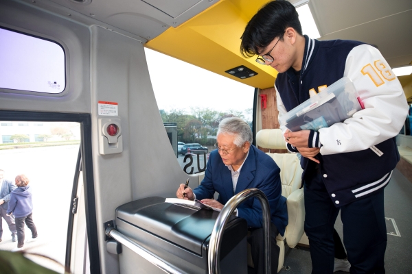 책나눠주기 행사에서 김수연 대표가 본인의 저서인 '약속'에 사인을 하고 있다.