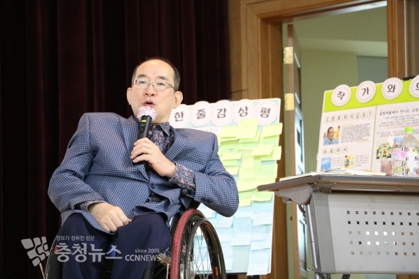 고정욱 작가가 여울초 학생과 교직원을 대상으로 강연을 하고 있다.