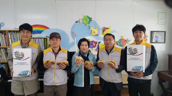 19일 대한적십자 봉사관에서 지역 취약계층을 위한 사랑의 빵 나눔 봉사활동 모습