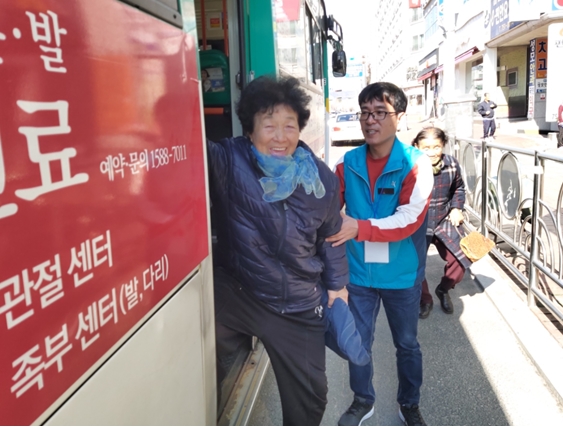 금산군, 농어촌버스 안내도우미 시범운영 모습