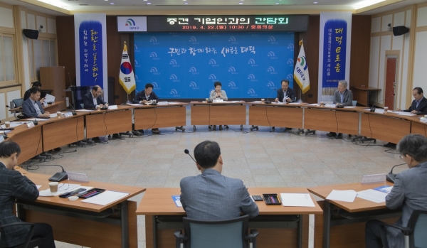 지난 22일 중견 기업인 초청 간담회를 열었다. 회의를 주재하고 있는 박정현 대덕구청장(가운데)