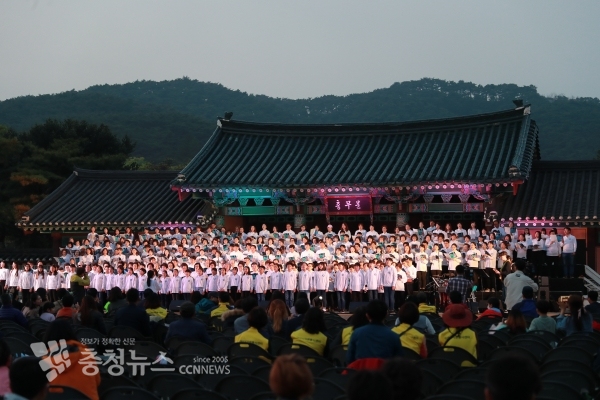 오세현 아산시장이 428명의 아산시민과 함께 합창을 하고 있다.