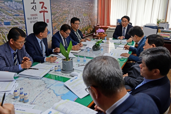 이용록 부군수는 24일 부군수실에서 2020년 정부예산확보 추진상황 보고회를 직접 주재