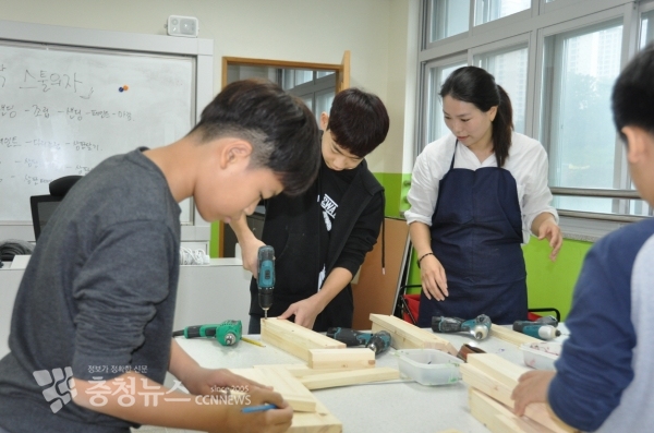 세종마을교사가 학교와 마을에서 학생들과 함께 다양한 형태의 수업에 참여하고 있는 장면