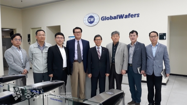 우측에서 4번째 김용찬 행정부지사, 5번째 조찬래 에이엠씨코리아 대표이사