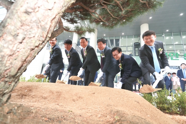 SB플라자 개관식 기념식수 장면