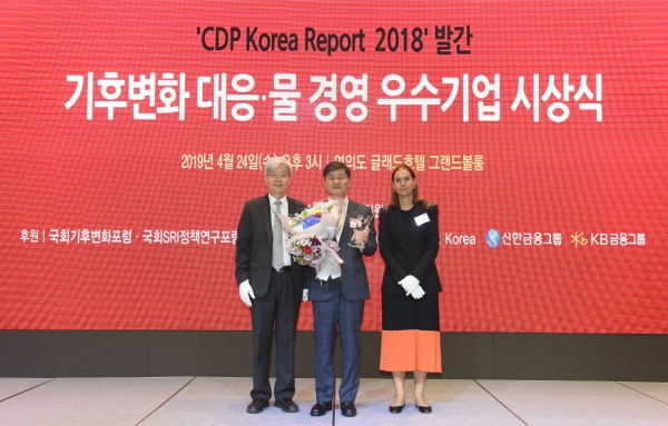CDP 기후변화 물 경영 우수기업 시상식에서 2년 연속 탄소경영 섹터 아너스 수상./왼쪽부터 CDP 한국위원회 장지인 위원장, 한국타이어 HR부문장 윤순기 전무, CDP 글로벌 디렉터 안티고네 테오도르(Antigone Theodorou)